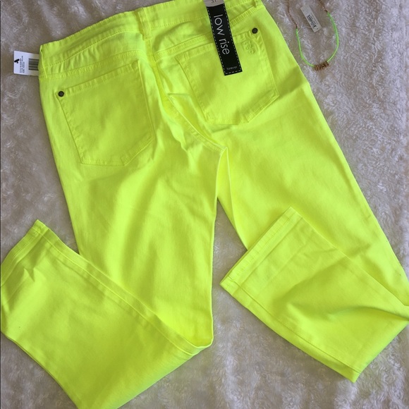 Jessica Simpson Low rise Jeans. - Picture 2 of 8